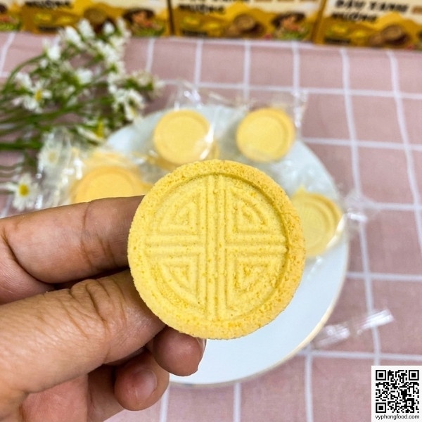 Hộp bánh đậu xanh nướng QNA Farm 150g giòn rụm trên nền trời xanh - Đặc sản quà quê Việt Nam