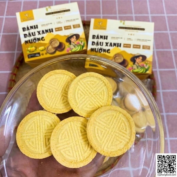 Hộp bánh đậu xanh nướng QNA Farm 150g giòn rụm trên nền trời xanh - Đặc sản quà quê Việt Nam