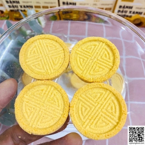 Hộp bánh đậu xanh nướng QNA Farm 150g giòn rụm trên nền trời xanh - Đặc sản quà quê Việt Nam