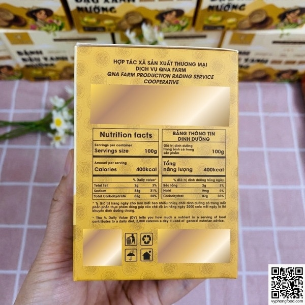Hộp bánh đậu xanh nướng QNA Farm 150g giòn rụm trên nền trời xanh - Đặc sản quà quê Việt Nam