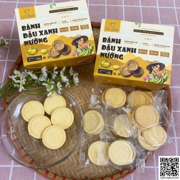 Hộp bánh đậu xanh nướng QNA Farm 150g giòn rụm trên nền trời xanh - Đặc sản quà quê Việt Nam