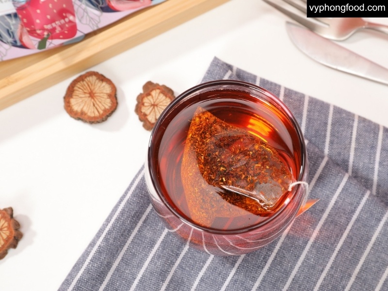 South African Rooibos Tea for Valentine’s romance—easy brewing guide for Vietnamese readers featuring African Dawn teabags, caffeine-free herbal tea with vanilla, chai, floral, and blackcurrant blends, served hot or iced.