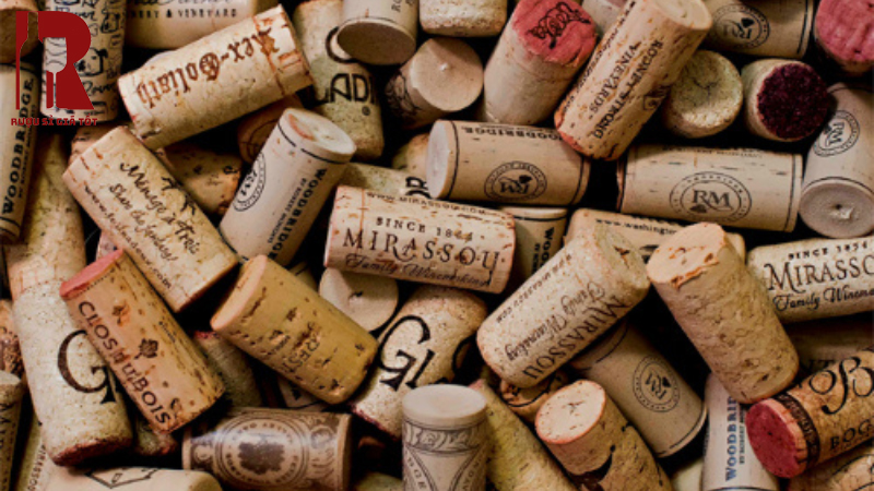 Phân biệt rượu vang giả và thật nhờ kiểm tra nắp chai