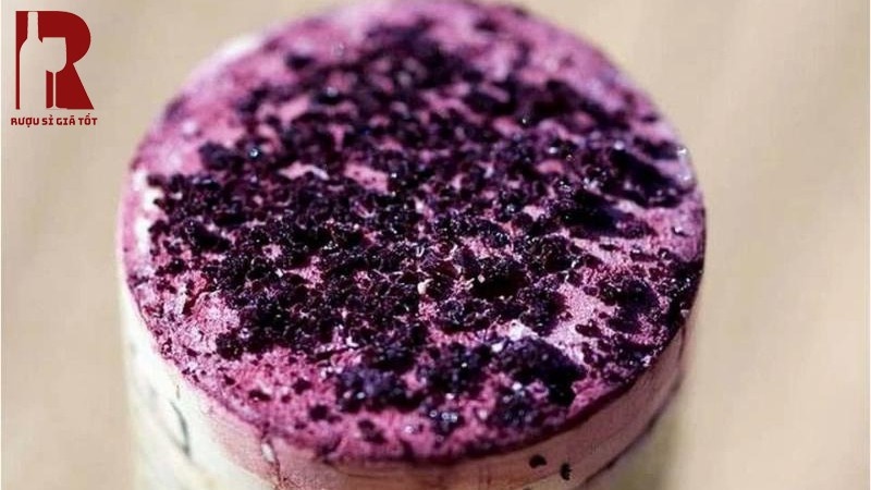 Kiểm tra cặn trên nút rượu vang