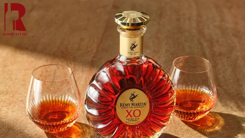 Rượu mạnh Remy Martin trong bar