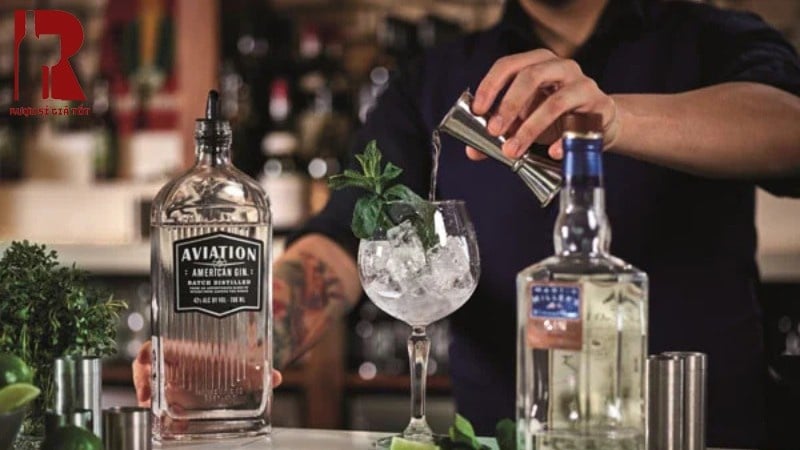 Rượu mạnh trong bar