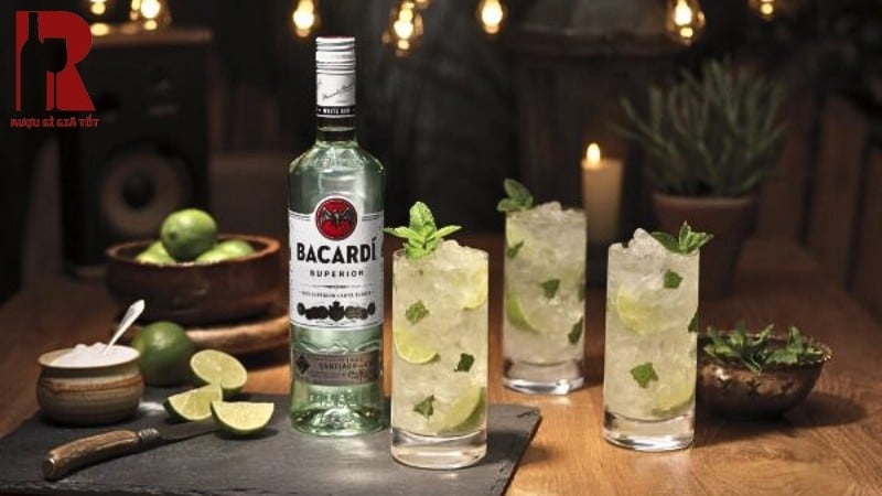 Rượu mạnh Rum Bacardi trong bar
