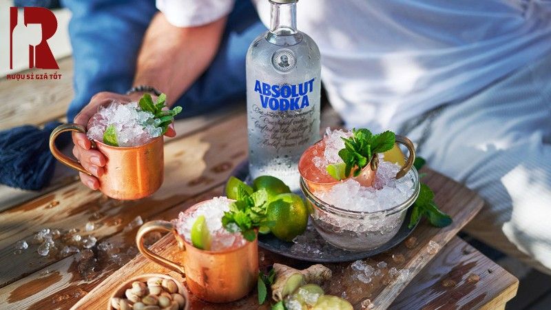 Rượu mạnh Vodka trong bar