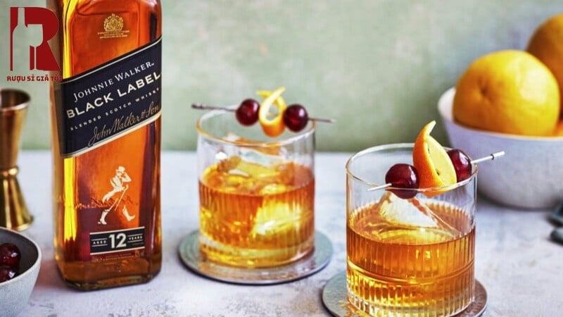 Rượu mạnh Johnnie Walker trong bar