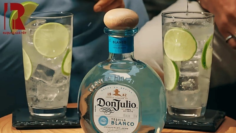 Rượu mạnh Tequila Blanco trong bar