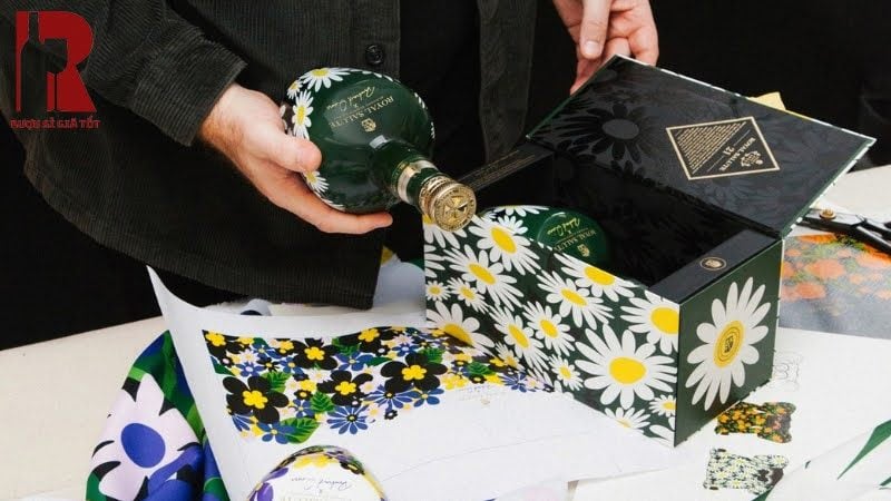 Rượu Chivas Royal Salute 21 Năm Richard Quinn Daisy Edition II