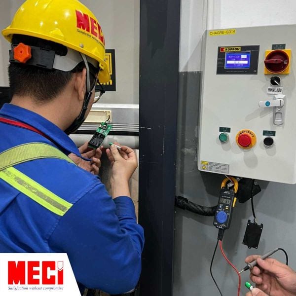 Kỹ thuật viên của MECI đang kiểm tra tình trạng cửa trượt trần