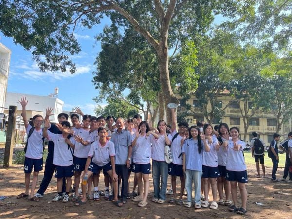 Mẫu áo đá bóng cho đội trẻ trung và năng động