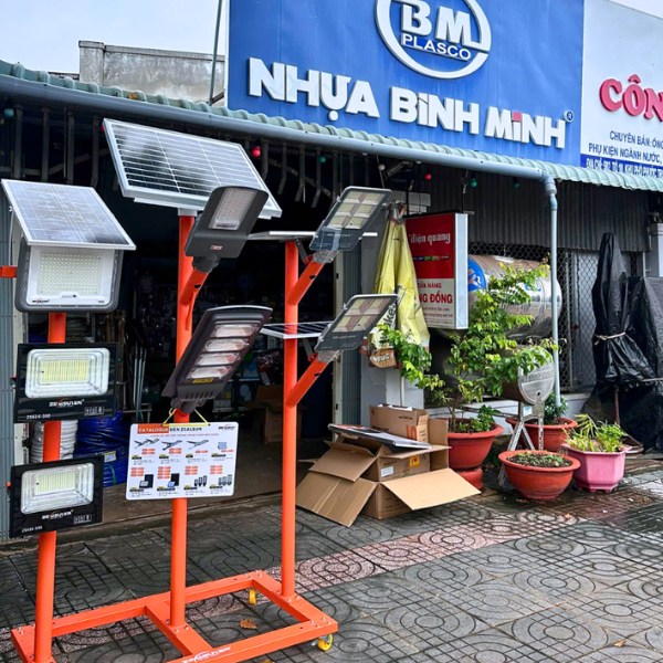 zealsun hỗ trợ khung trưng bày đèn nlmt