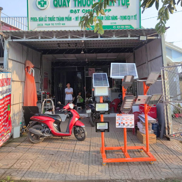 zealsun hỗ trợ khung trưng bày đèn nlmt