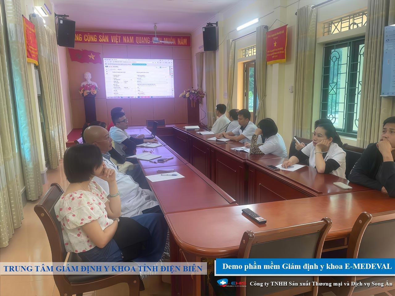 Cán bộ Trung tâm Giám định Y khoa tỉnh Điện Biên theo dõi phần mềm giám định y khoa điện tử E-Medeval