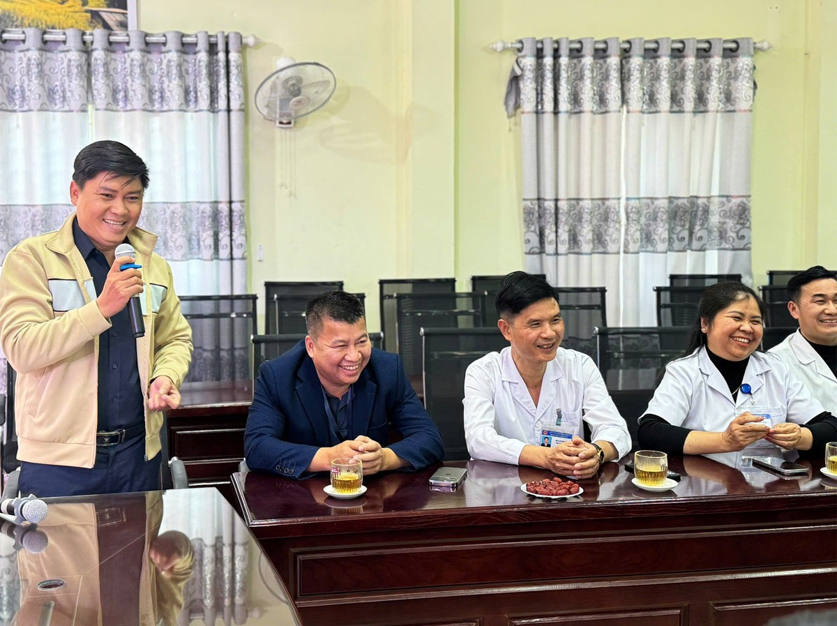 Lãnh đạo và cán bộ y tế trao đổi kinh nghiệm triển khai bệnh án điện tử E-EMR tại Trung tâm Y tế Tuần Giáo