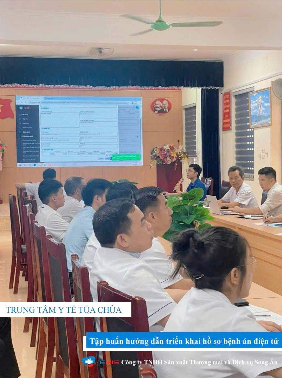 Cán bộ y tế Trung tâm Y tế Tủa Chùa tham gia hướng dẫn sử dụng phần mềm bệnh án điện tử E-EMR Song Ân