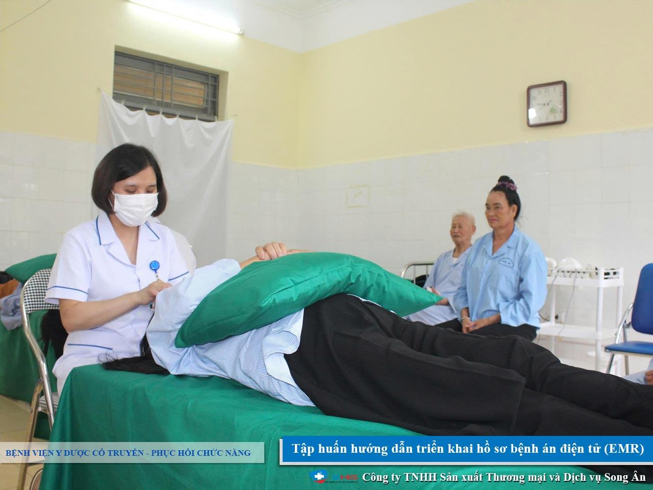Bác sĩ thực hành bệnh án điện tử E-EMR trong chương trình triển khai giải pháp giám định Y khoa E-Medeval tại Điện Biên