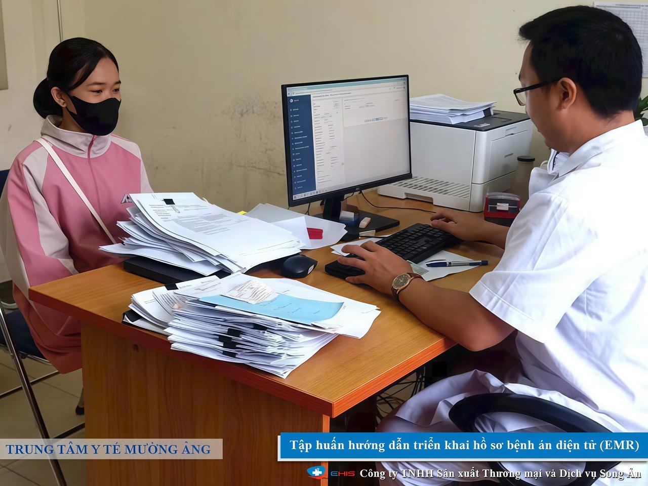 Tập huấn sử dụng E-EMR tại Trung tâm Y tế Mường Ảng, bác sĩ hướng dẫn nhập hồ sơ bệnh án điện tử cho bệnh nhân