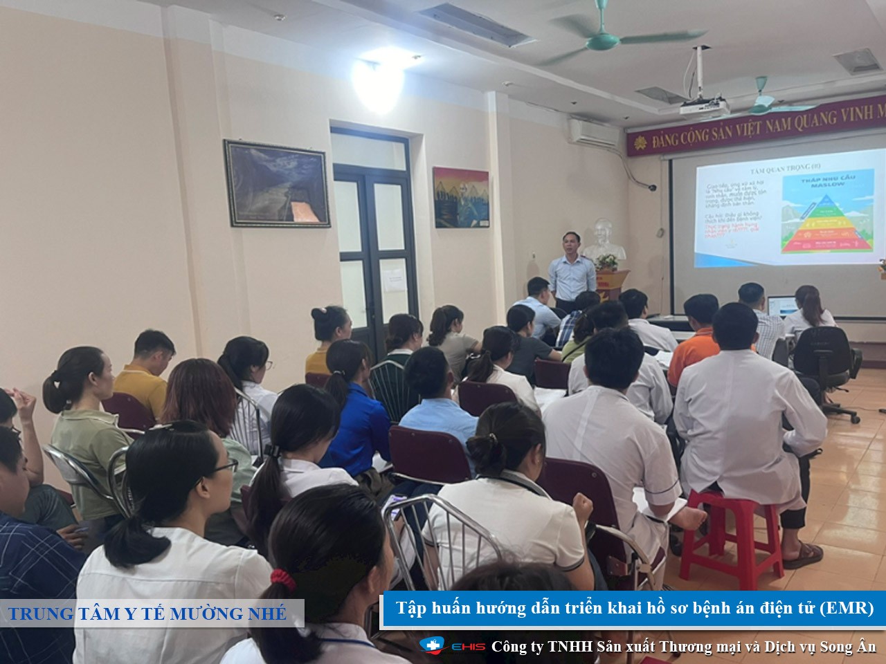 Buổi tập huấn triển khai bệnh án điện tử E-EMR tại Trung tâm Y tế Mường Nhé với sự tham gia của đội ngũ y bác sĩ