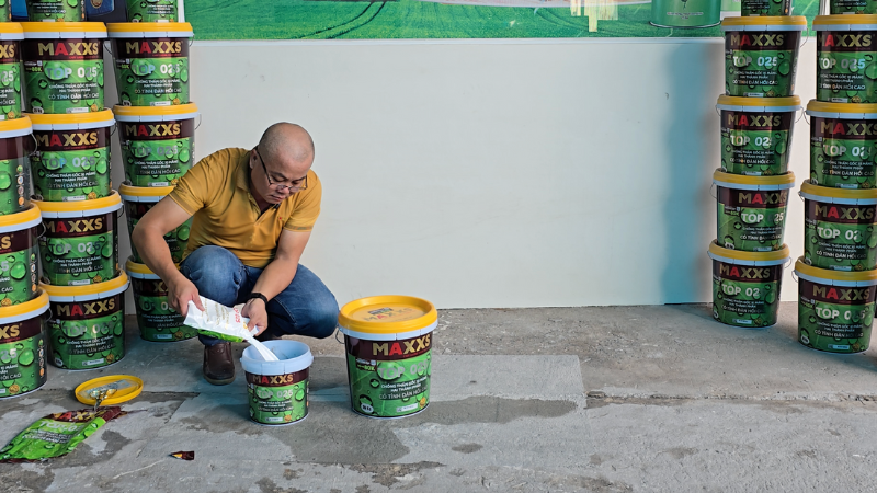 cach pha tron son chong tham maxxs voi xi mang