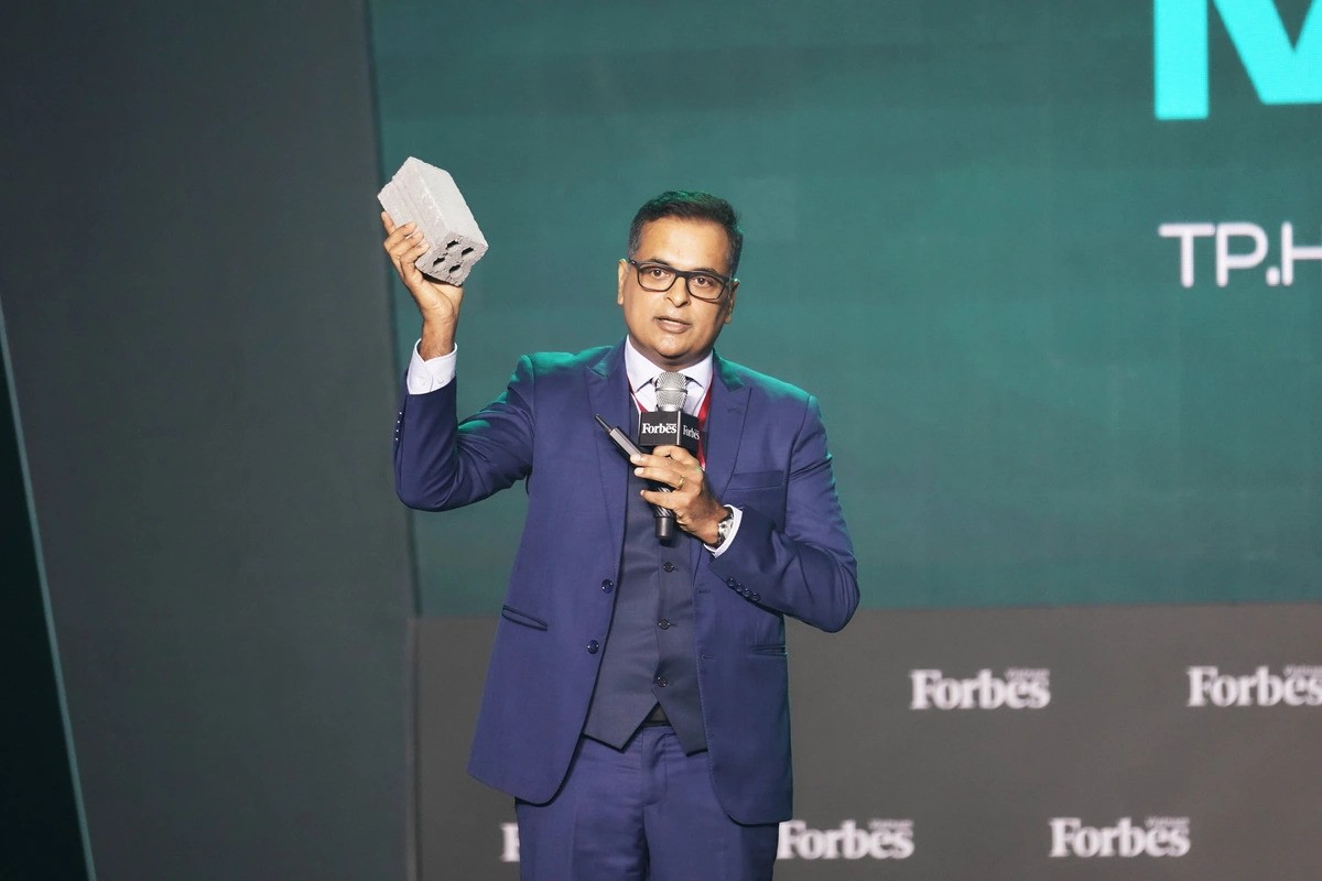 Cát thải lấy từ lò hơi trong sản xuất cà phê của Nestlé Việt Nam được dùng để tạo ra gạch không nung phục vụ cho các công trình xây dựng - ông Binu Jacob chia sẻ.