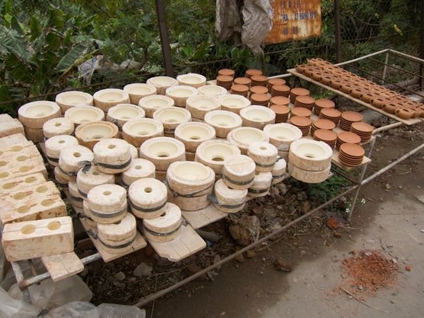 Sấy khô đất sau tạo hình trong quy trình sản xuất gốm Bát Tràng