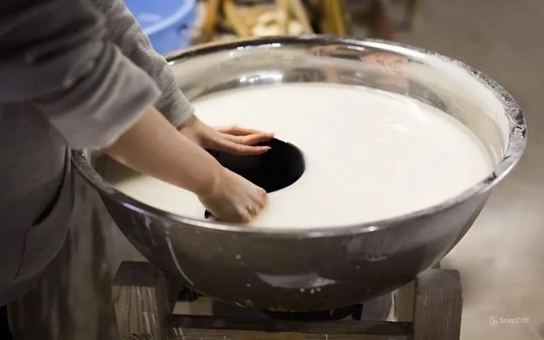 Nhùng men là bước quan trọng trong quy trình sản xuất gốm Bát Tràng