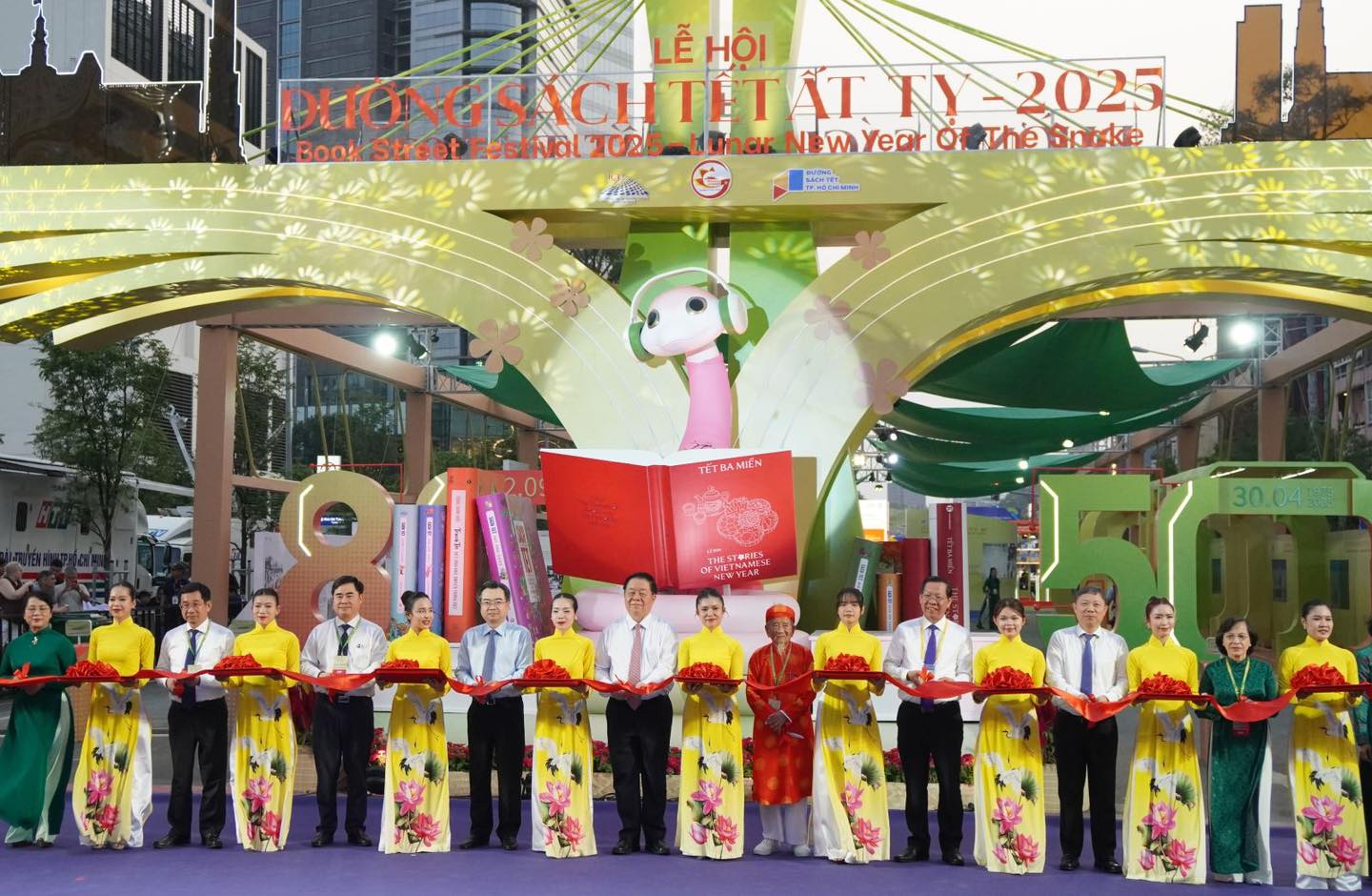 Lễ hội Đường sách Tết Ất Tỵ 2025 thu hút đông đảo bạn đọc tại TP HCM