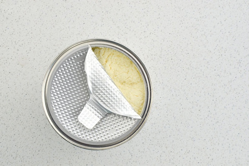 Bảo quản sữa bột sau khi mở nắp không cần thiết đổ vào hộp khác