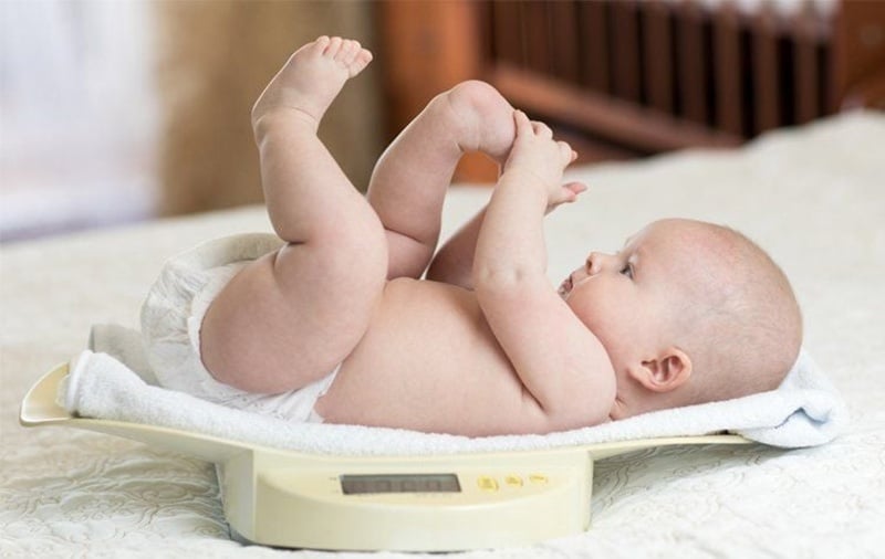 Cân nặng không thay đổi là dấu hiệu trẻ không hợp sữa công thức