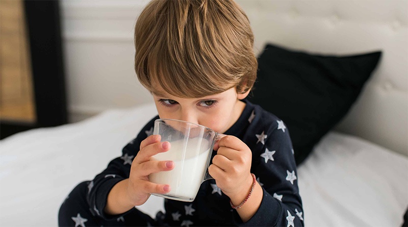 Có nên cho bé uống sữa công thức trước khi ngủ không?