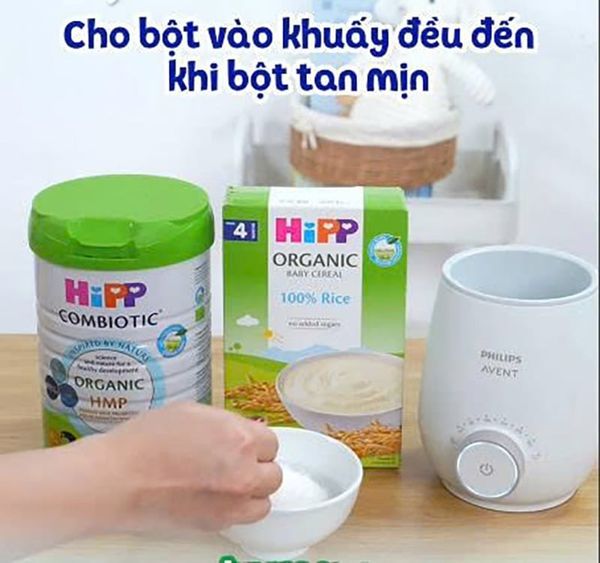 Cho bột ăn dặm HiPP vào khuấy đều cho đến khi bột tan