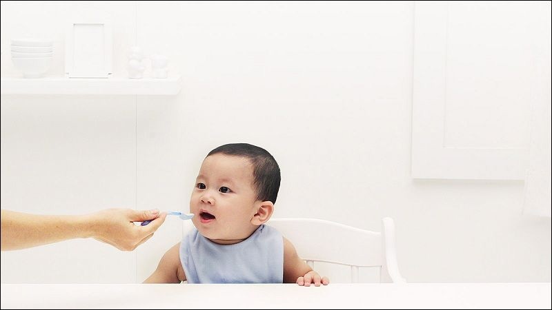 Trẻ sơ sinh có thể uống thêm nước phải trùng với giai đoạn trẻ bắt đầu ăn dặm