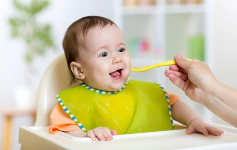 Tìm hiểu cách cho bé ăn dặm lần đầu tiên đúng chuẩn