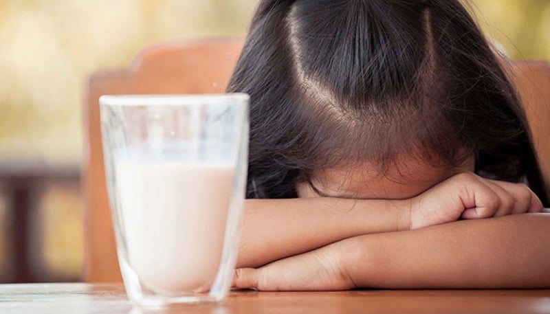 Bé không hào hứng mỗi khi bú là 1 dấu hiệu cần đổi sữa