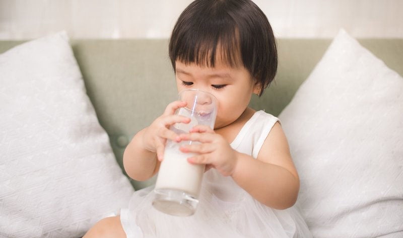 Bé bước qua độ tuổi mới là 1 dấu hiệu cần đổi sữa