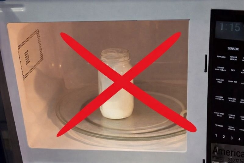 Không hâm nóng sữa bằng lò vi sóng