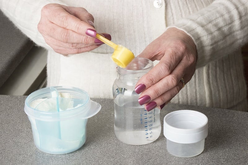 Bước 4: Đong bột sữa