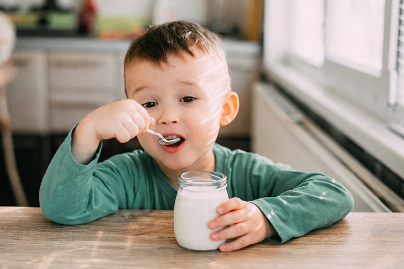 Trẻ từ 6 tháng tuổi trở lên có thể bắt đầu ăn sữa chua