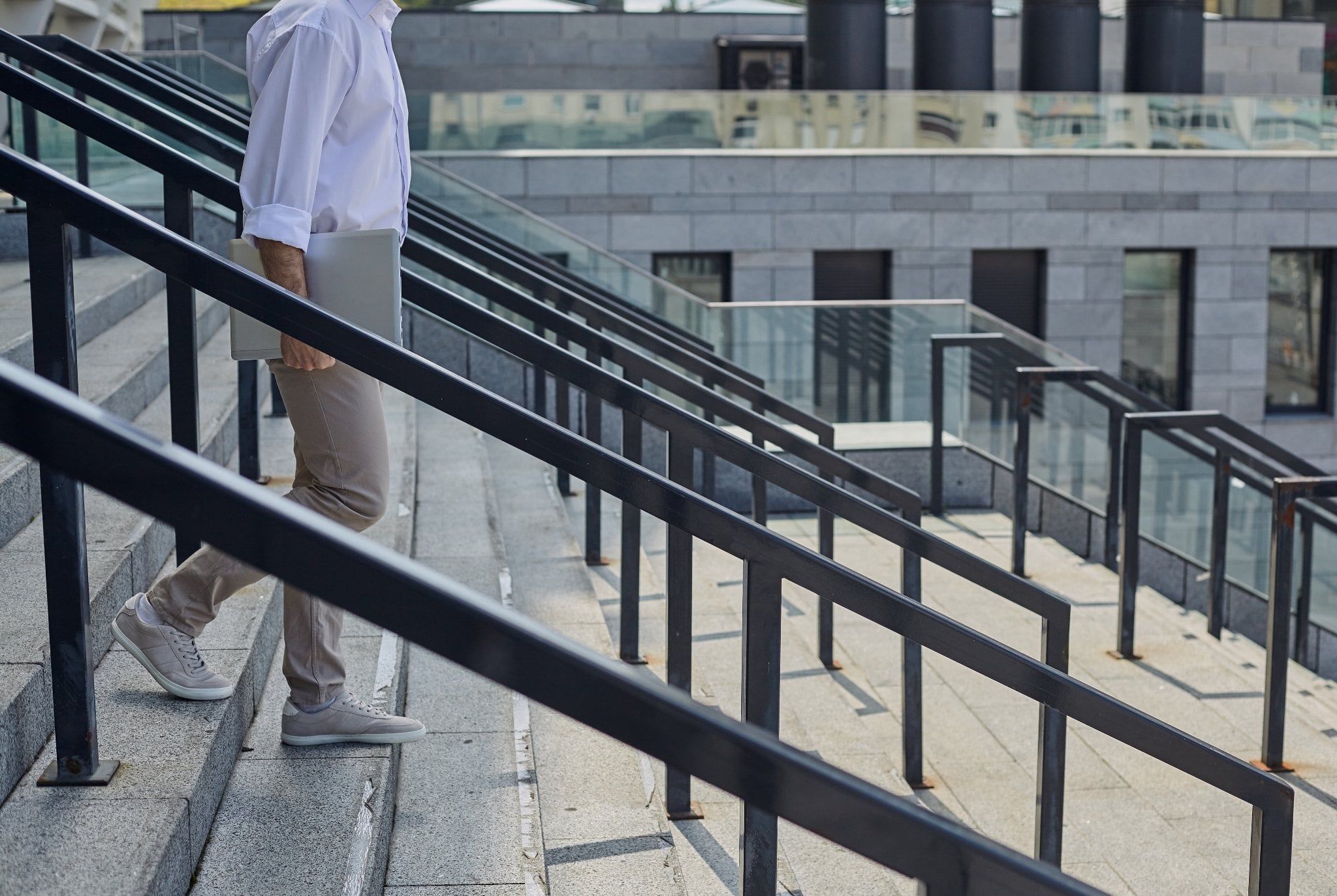 Thép hộp được ứng dụng làm lan can, cầu thang