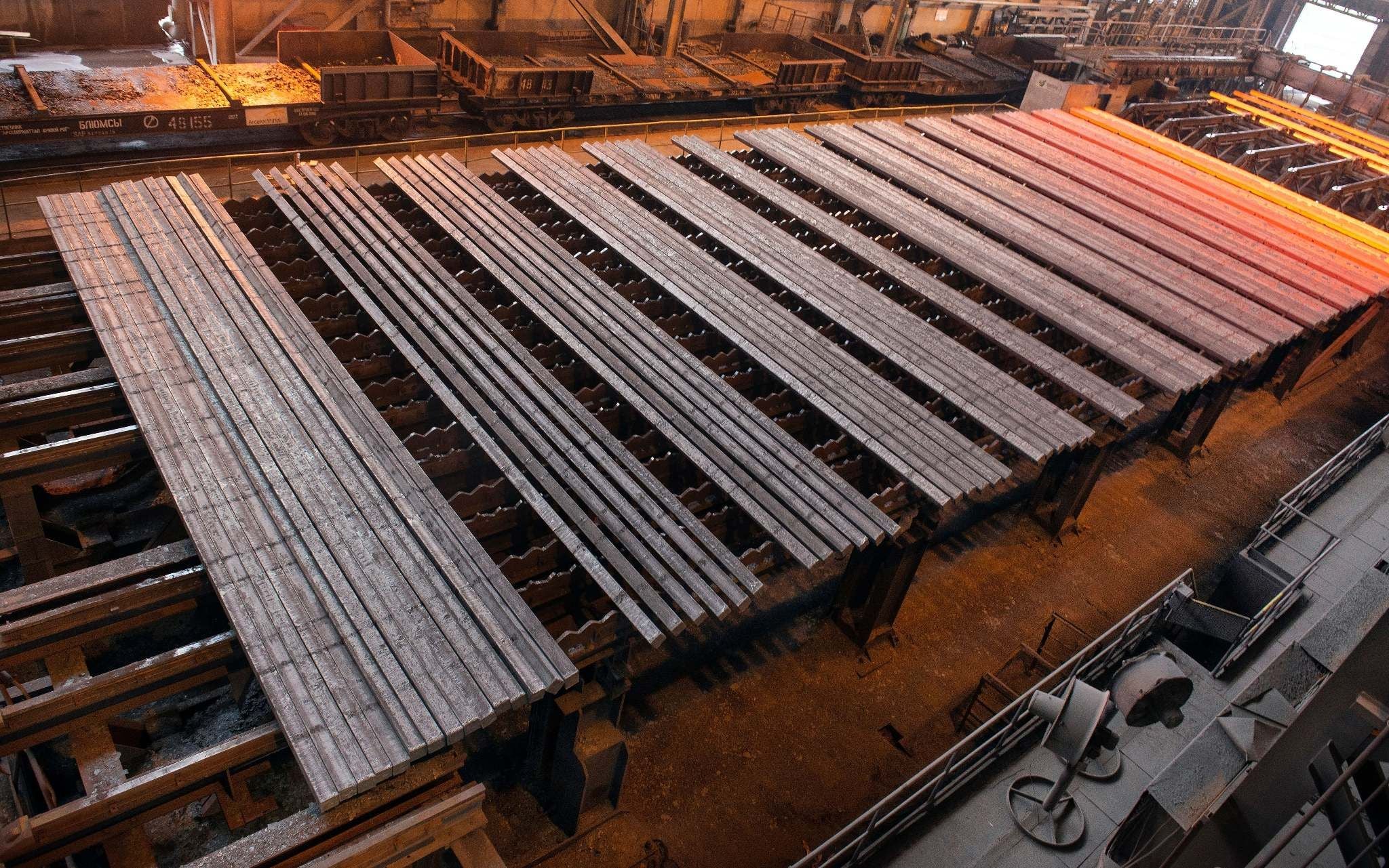 thép hợp kim được bổ sung thêm các thành phần nguyên tố như niken (Ni), crom (Cr), vanadi (V) hoặc molypden (Mo)