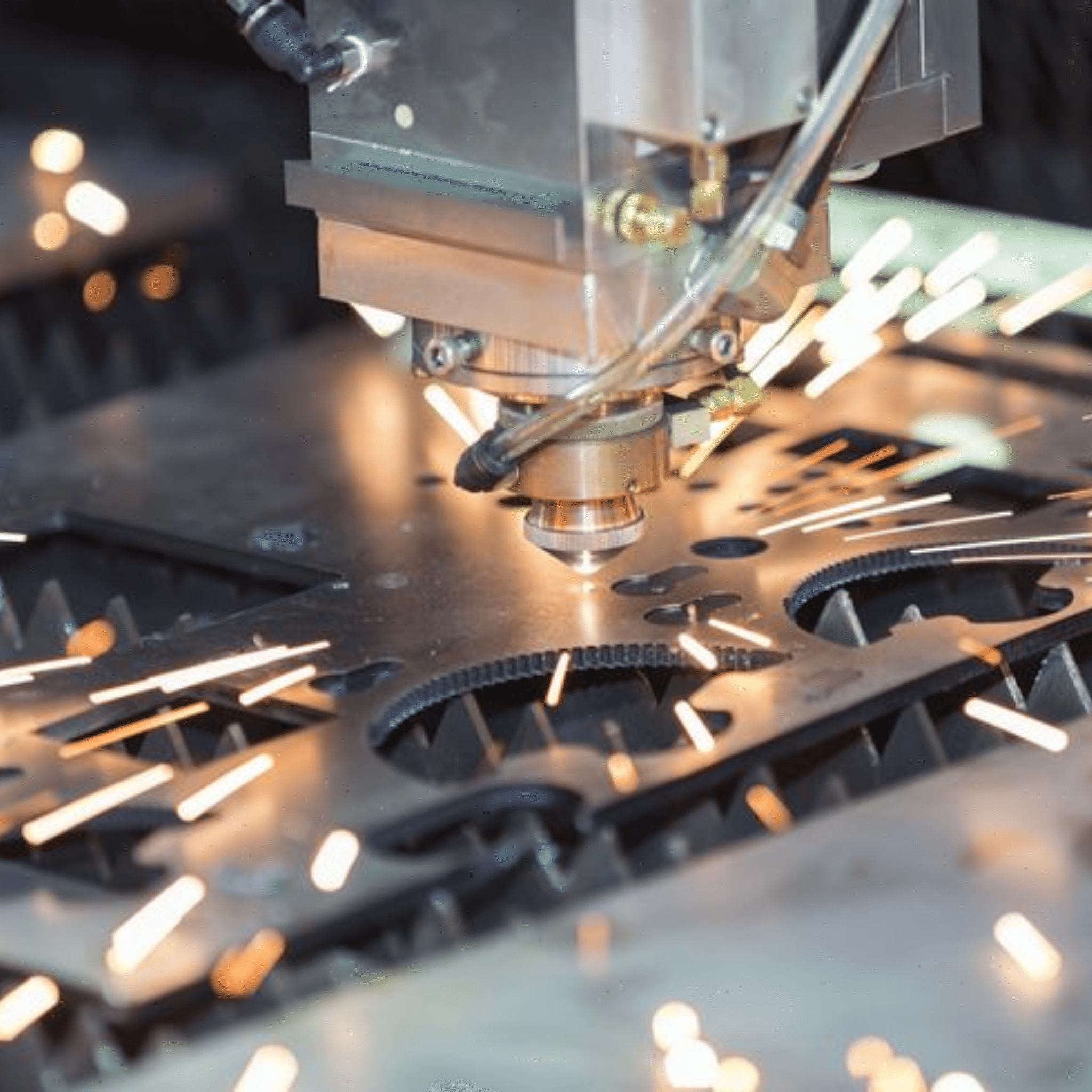 Bên cạnh các ứng dụng trên, thép cuộn cán nguội còn được sử dụng rộng rãi trong các xưởng gia công kim loại để sản xuất và nhiều chi tiết khác.