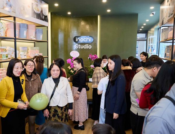 Khách hàng mua sắm tại Inochi Studio ngày đầu khai trương