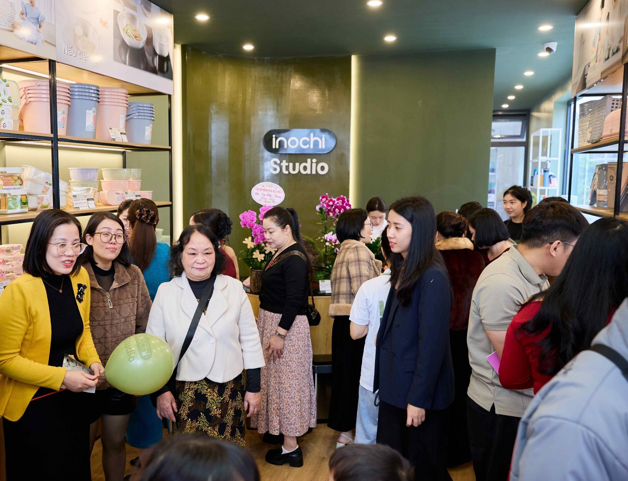 Khách hàng tham quan và mua sắm nhộn nhịp tại cửa hàng Inochi Studio