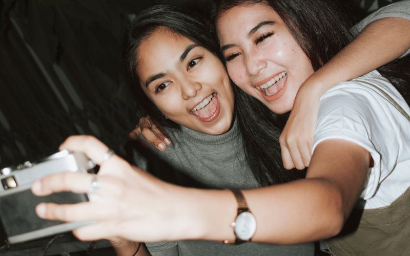 Top 10 cách tạo dáng chụp ảnh 2 người bạn thân nữ cực xịn