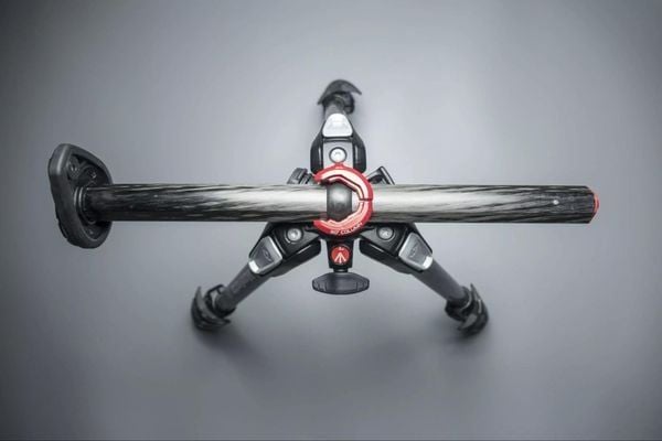 Chân máy ảnh có được mang lên máy bay hay không?