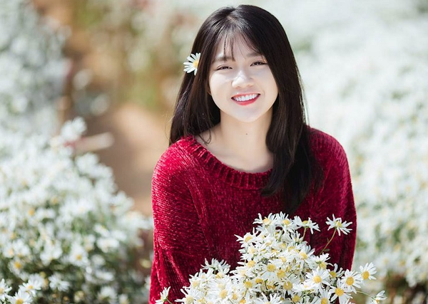 101+ cách tạo dáng chụp ảnh với hoa đẹp, cực dễ