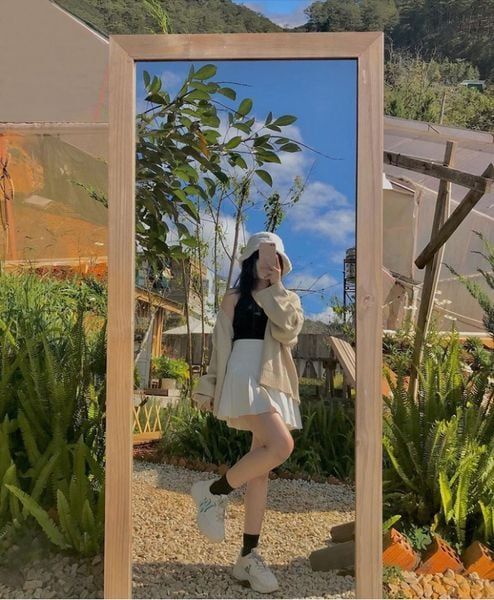 Tạo dáng chụp ảnh quán cafe đẹp, thu hút ánh nhìn